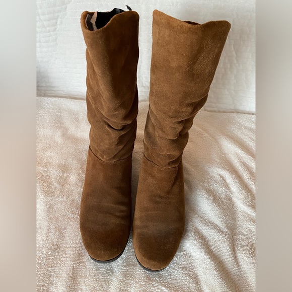 St John's Bay brown low heeled slouch leather suede boots size 7 M - Picture 6 of 9